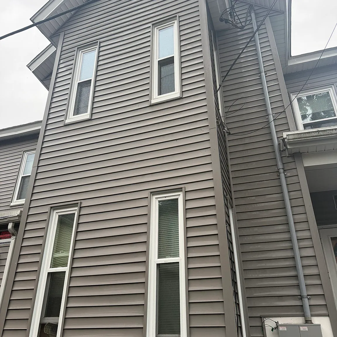 3 bed, 1.0 bath, 947 sqft, $2,400 — Photo 1