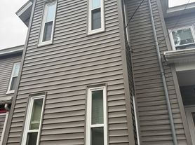 1 Rockdale Ave, Lowell, MA