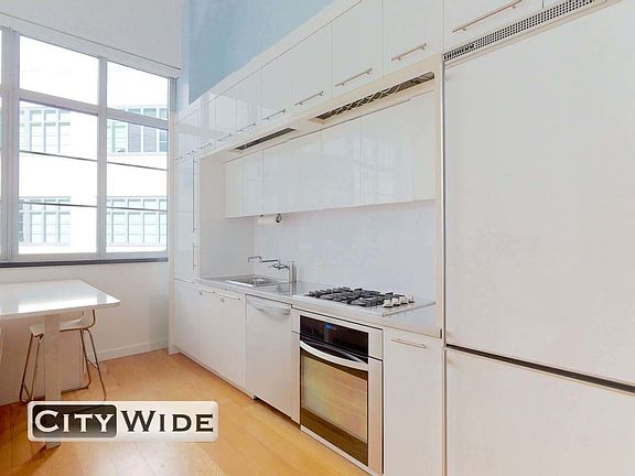 4th image of 27-28 Thomson Ave #423