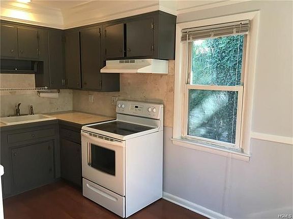 3rd image of 18 Oak Ave