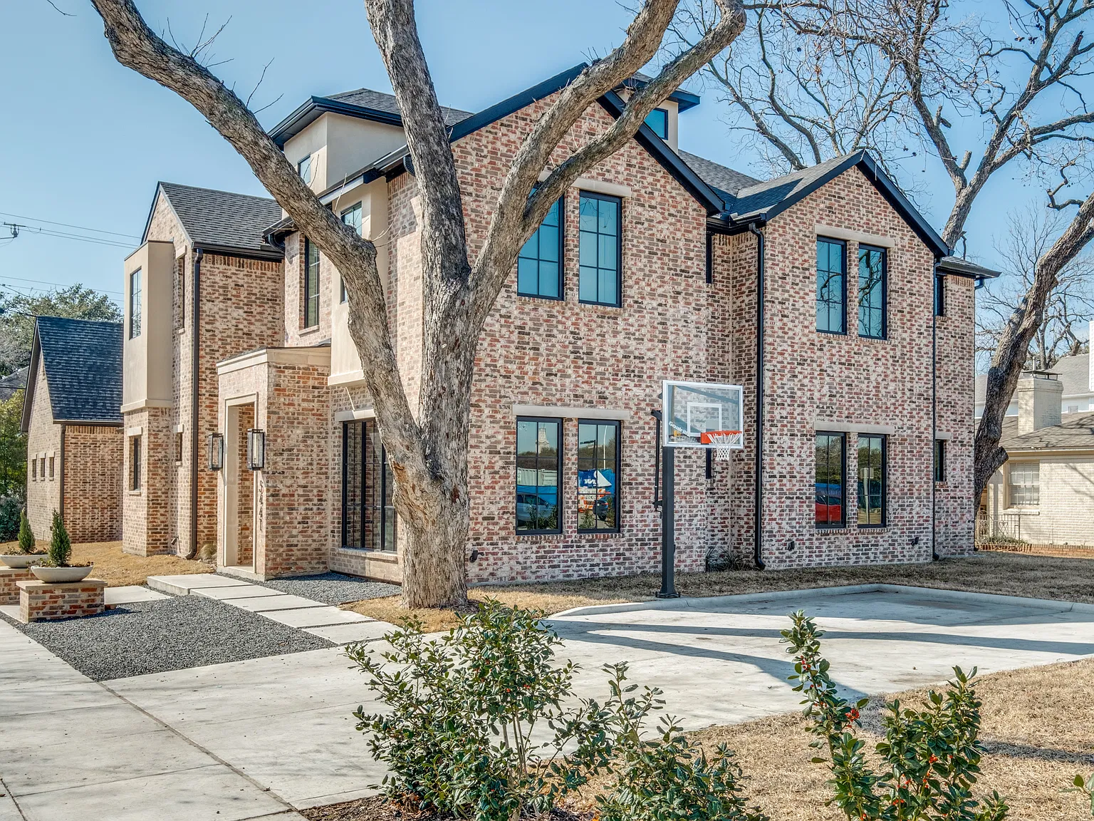 5 bed, 5.5 bath, 5003 sqft, $30,000 — Photo 4