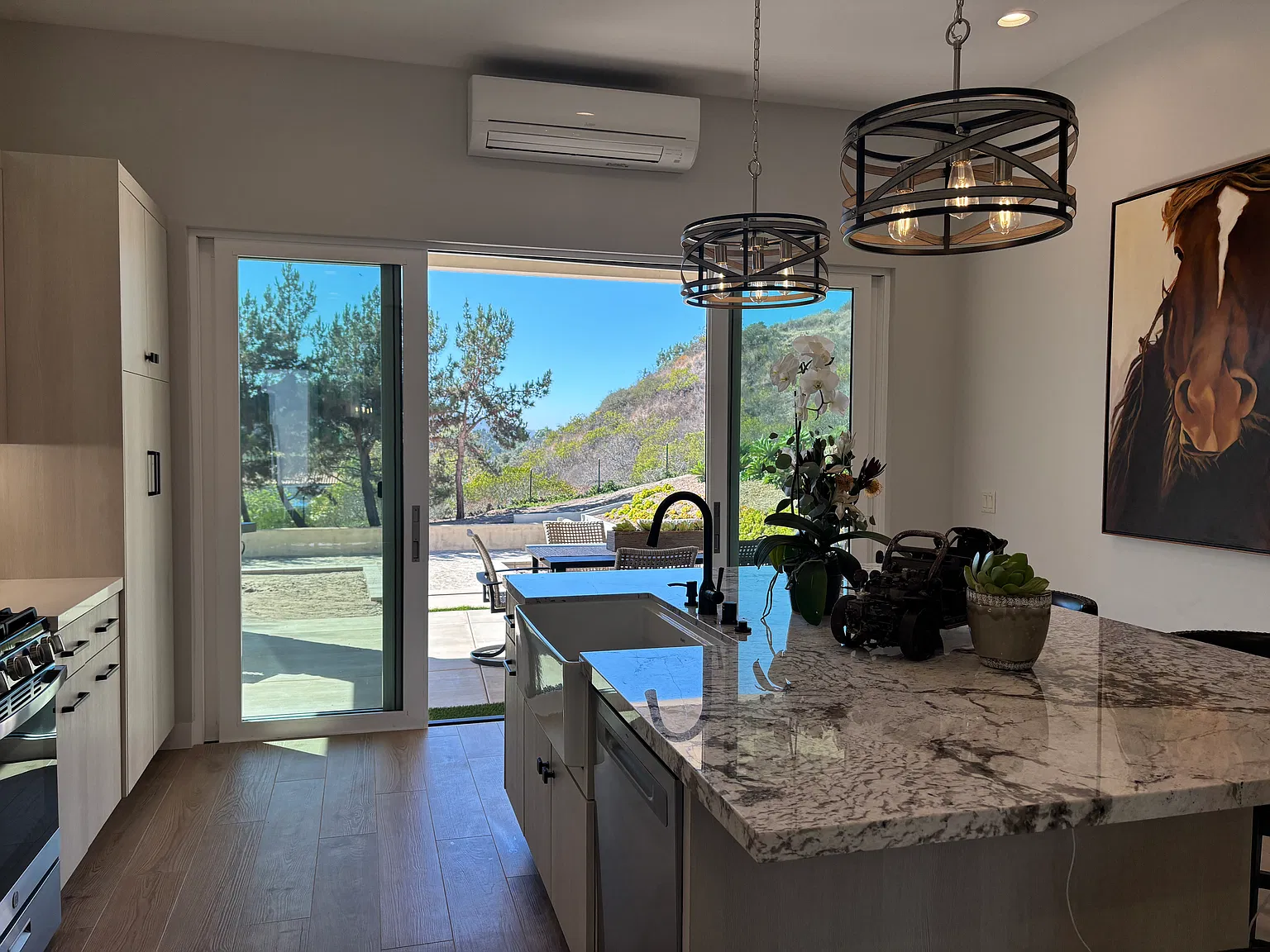 1 bed, 1.5 bath, 900 sqft, $8,000 — Photo 2