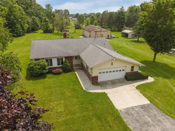 15701 Hough Rd, Allenton, MI 48002