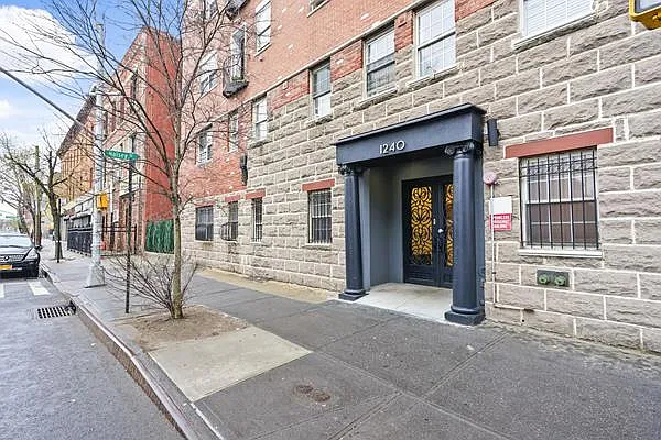 Sold by Avenue Sotheby's International Realty | media 11