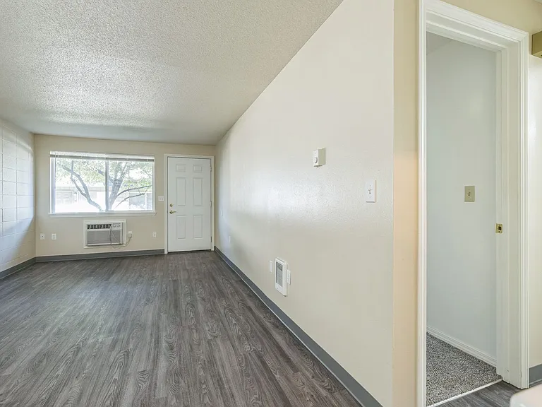 The Oaks Apartments — Photo 12