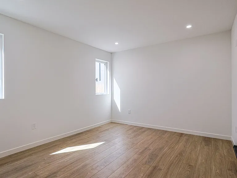 1227 N June St #1227 — Photo 14