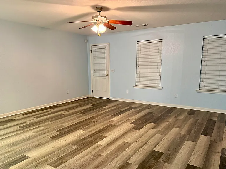 423 Haddenham Ct — Photo 4