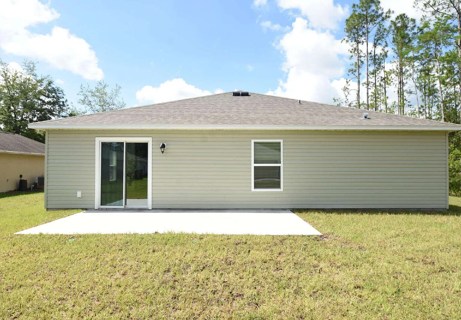 4 bed, 2.0 bath, 1876 sqft, $2,200 — Photo 2
