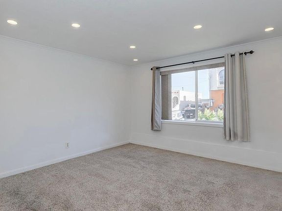 5th image of 598 Crocker Ave #1