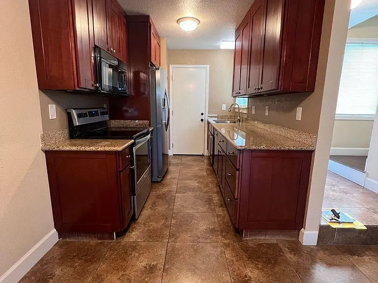 2 Bedroom / 1 Bathroom Townhome in Bay Point — Photo 15