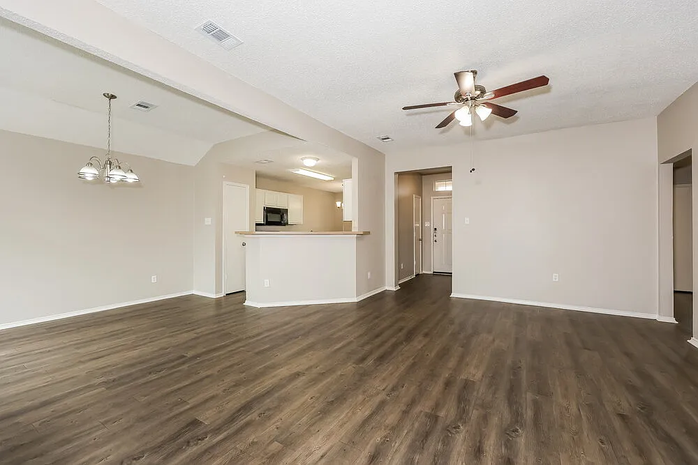 3 bed, 2.0 bath, 1266 sqft, $2,035 — Photo 3