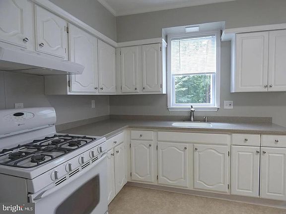 5th image of 446 Wood St