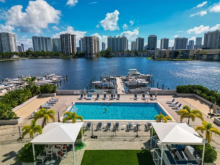 18011 Biscayne Blvd #902 — Photo 25