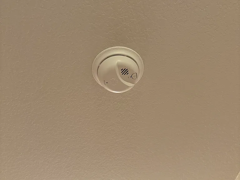 New 10 year lithium battery smoke detectors throughout