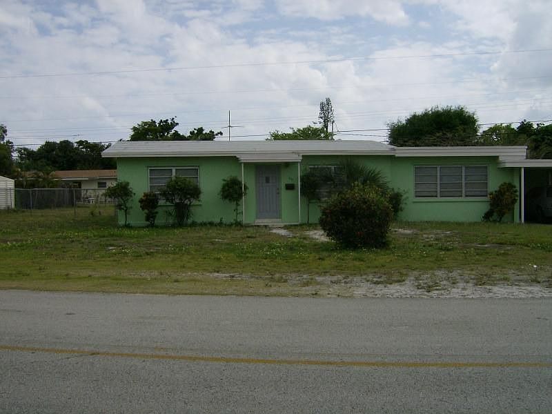 2nd image of 208 NE 27th Dr