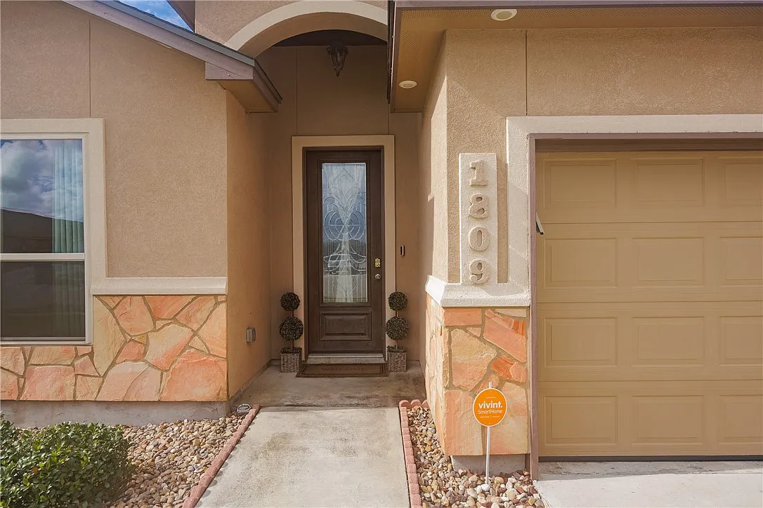 3 bed, 2.0 bath, 1636 sqft, $2,400 — Photo 4