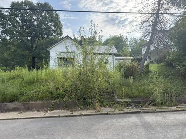 310 S State St, Crooksville, OH 43731