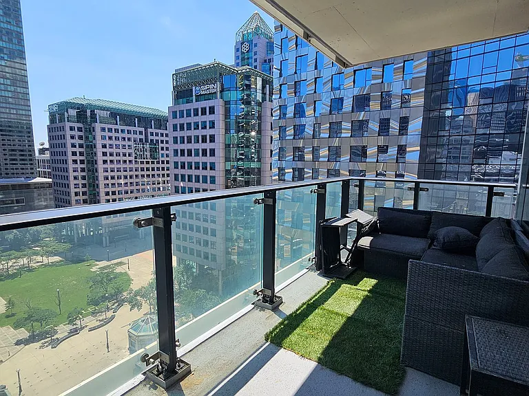 224 King St W #1207 — Photo 9