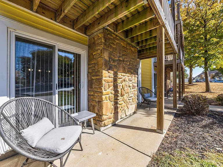 Country Club Place Apartments — Photo 30