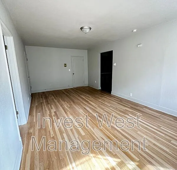 615 NE 6th Ave #5 — Photo 5