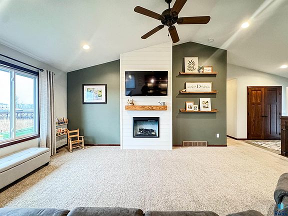 5th image of 3708 E Brewster St