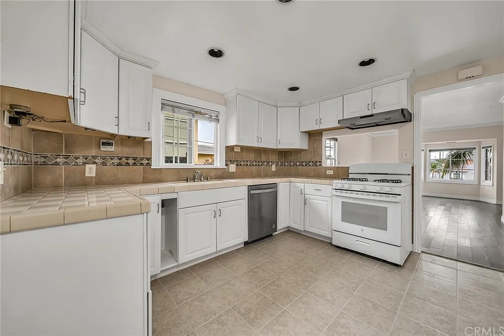 2 bed, 750 sqft, $2,690 — Photo 4
