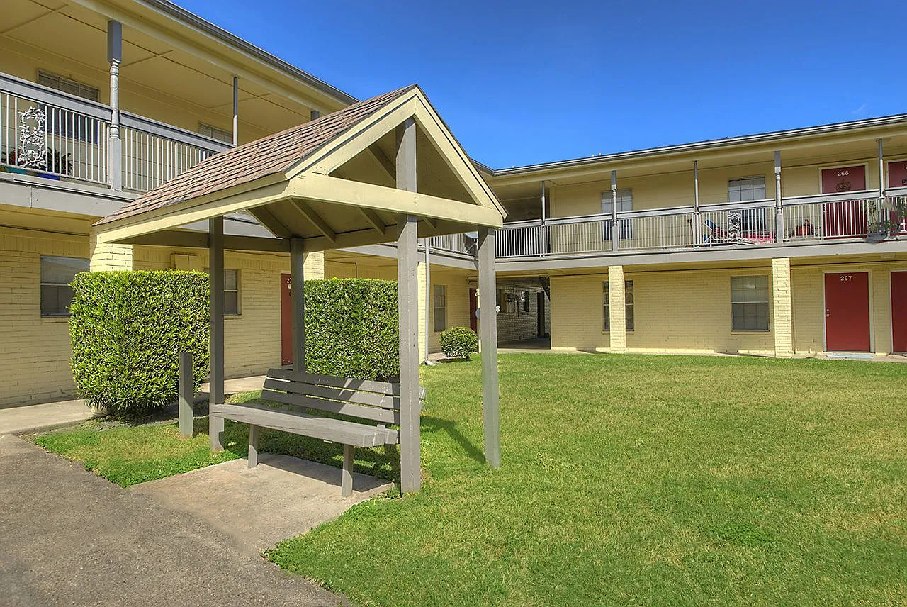 Oaks of Baytown Apartments — Photo 3