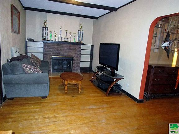 2nd image of 207 E 19th St