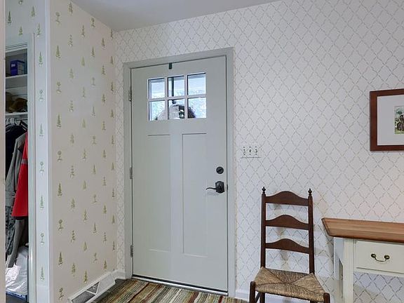 3rd image of 584 Laurel Ln