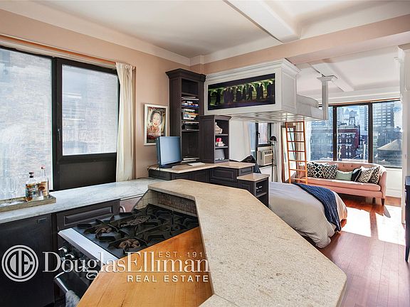 3rd image of 118 W 72nd St