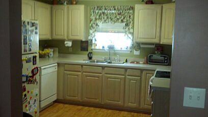 Kitchen/dining room to the r
