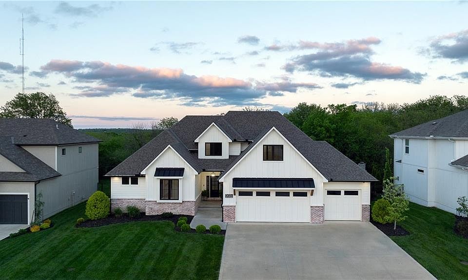1st image of 2021 NE Bluestone Dr