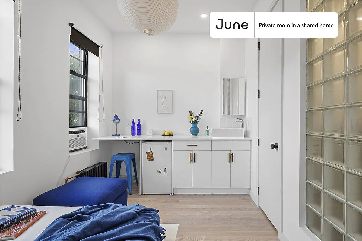Queen bedroom in 3 bed/3 bath home in Ridgewood #1882 B — Photo 2
