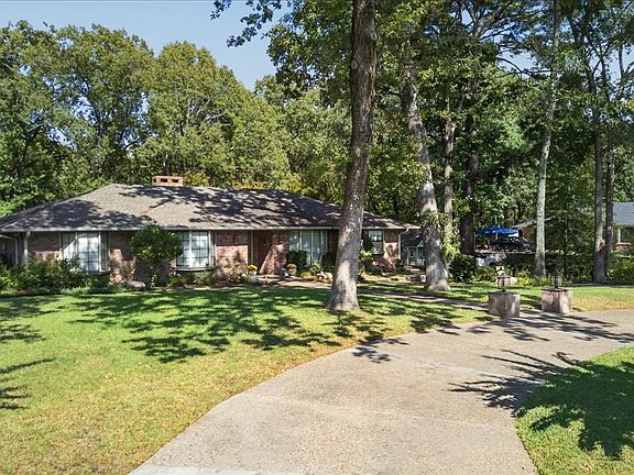 3rd image of 405 Elaine St