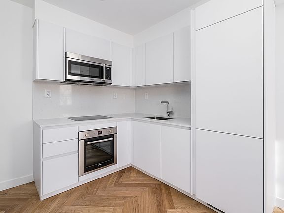 3rd image of 110 Wellesley St E #1477220