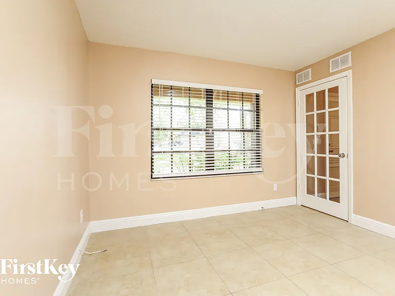 988 Glenview Cir — Photo 10