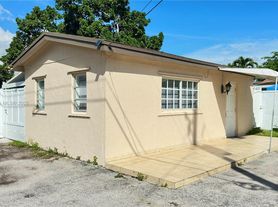 2410 Roosevelt St, Hollywood, FL