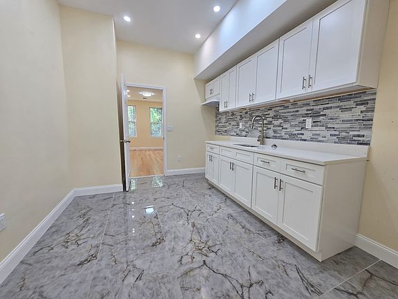 5th image of 312 Evergreen Ave APT 2R