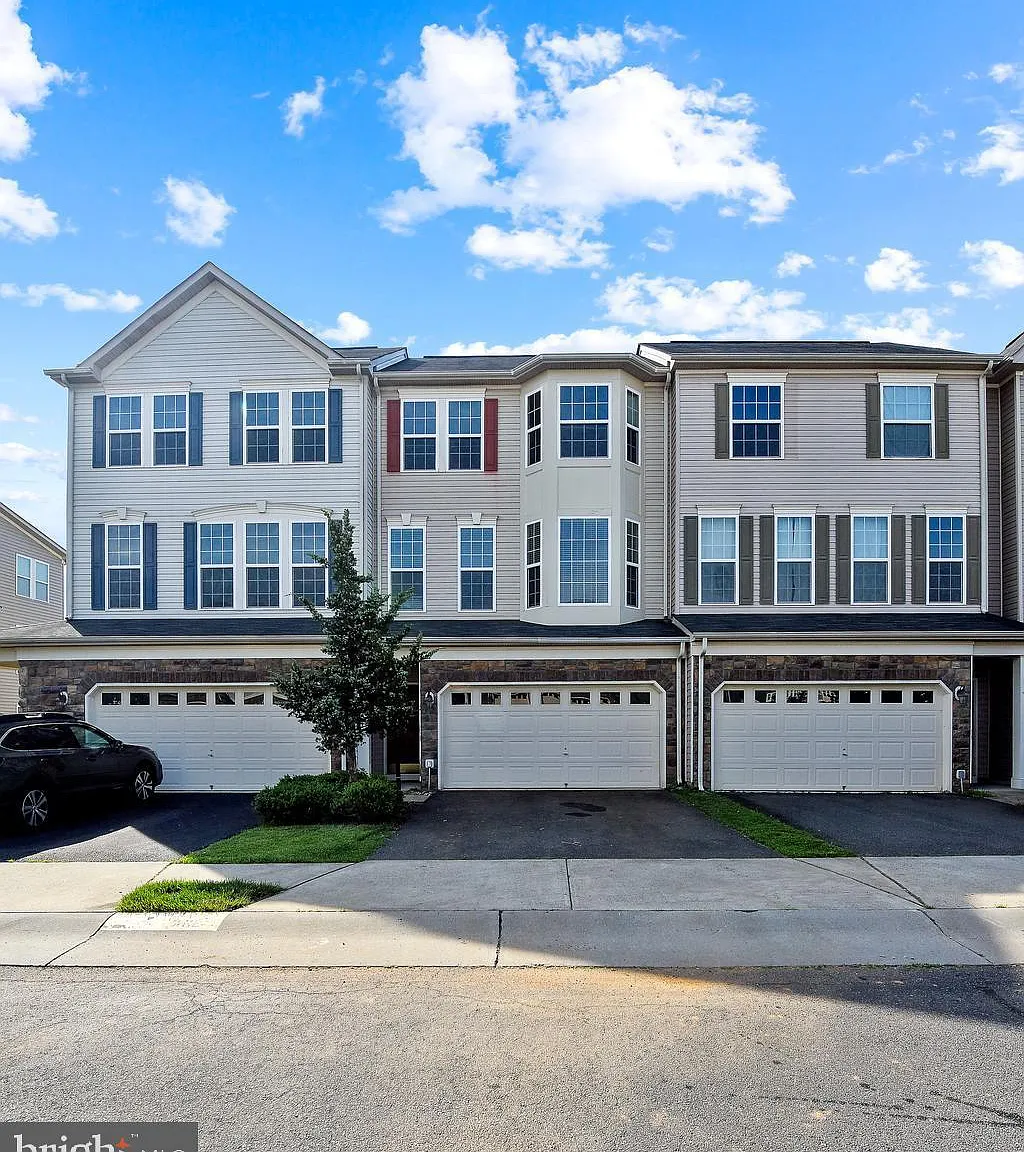 3 bed, 3.5 bath, 3260 sqft, $3,200 — Photo 1