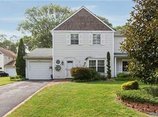 10 Beaver Trl, Coram, NY 11727