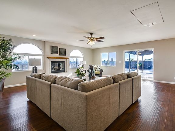 4th image of 9587 Larrabee Ave