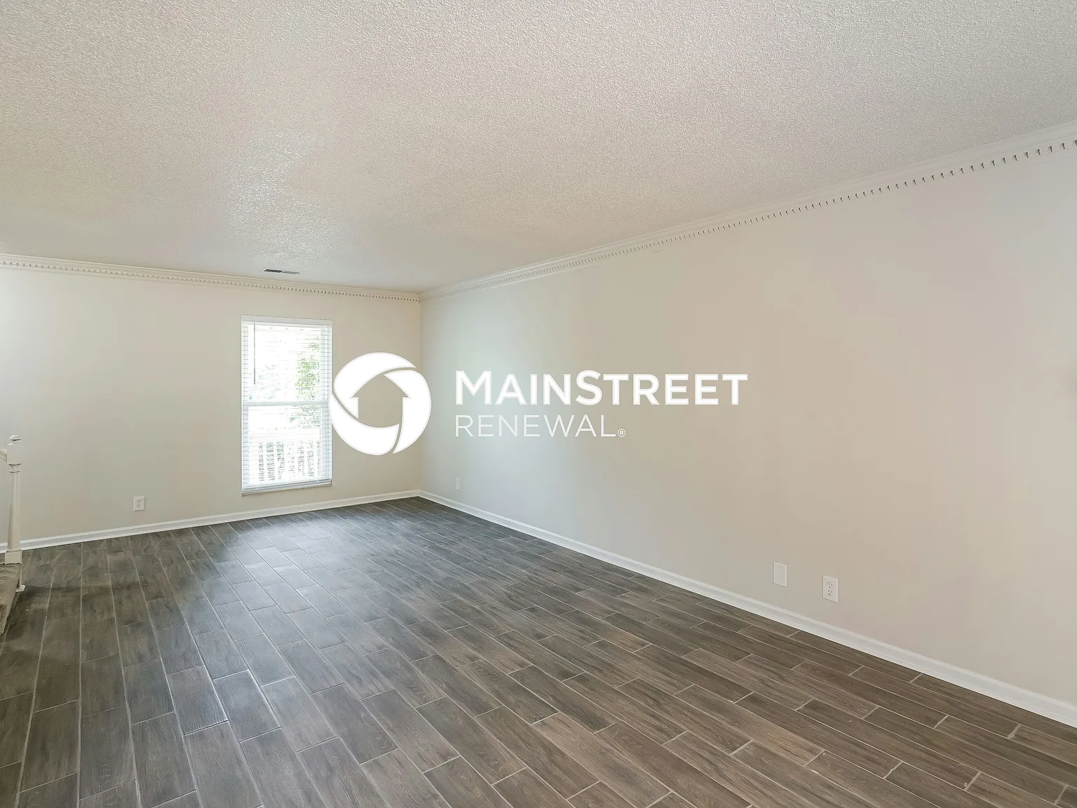 124 Newcastle Ct — Photo 2