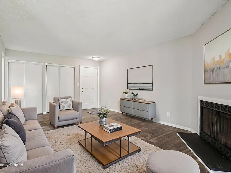 Las Palmas Apartments — Photo 11