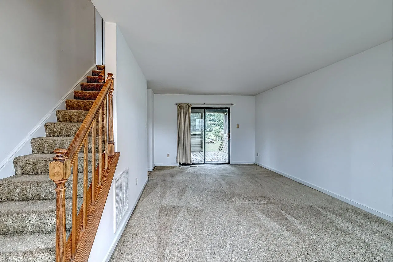 3 bed, 1.5 bath, 1256 sqft, $2,100 — Photo 2