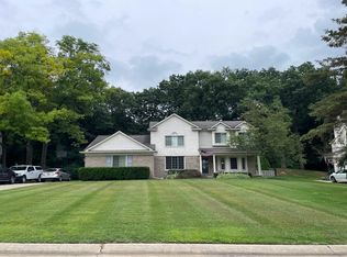 8596 Newport Dr, White Lake, MI