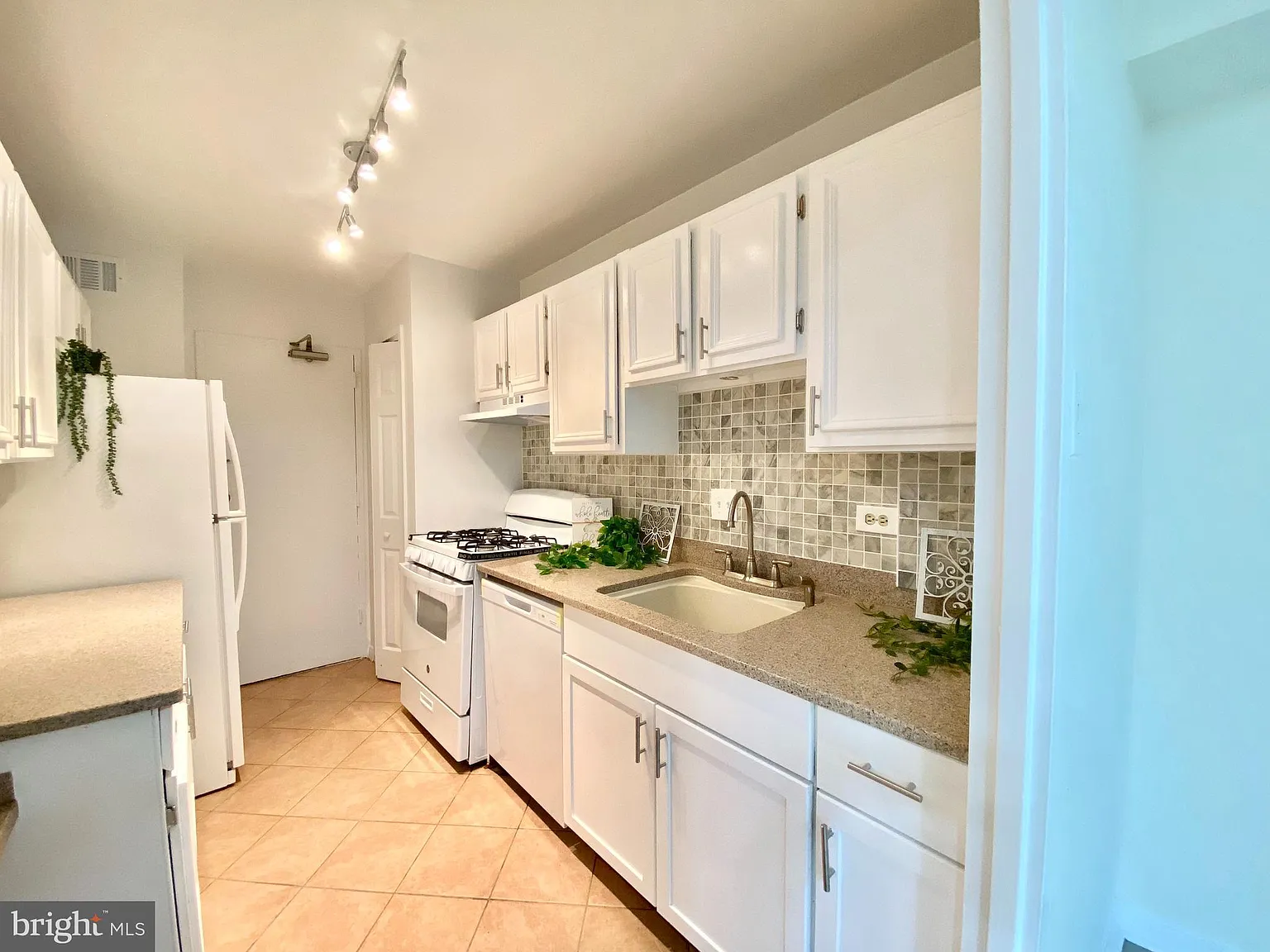 1 bed, 832 sqft, $1,748 — Photo 3