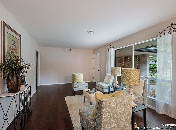 4th image of 731 Susie Ct