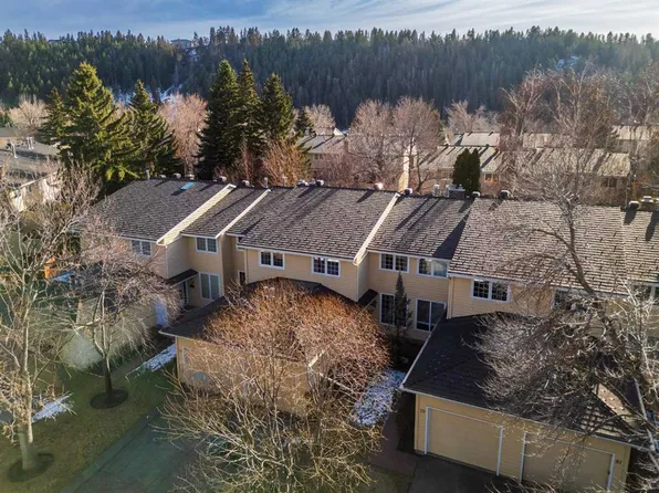 77 E Point Dr NW, Calgary, AB T3B 4V9