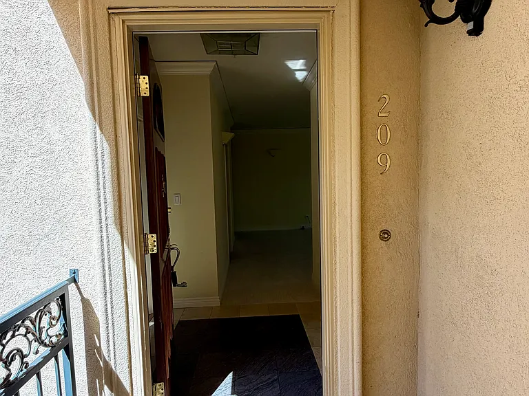 153 N San Mateo Dr #209 — Photo 7