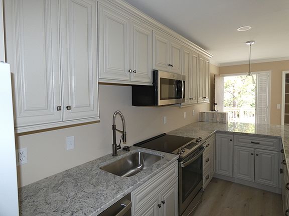4th image of 12 Delander Ct #12